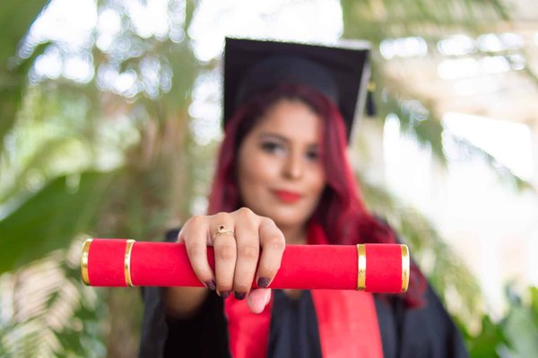 Comment les certifications professionnelles complètent-elles l'éducation formelle ?