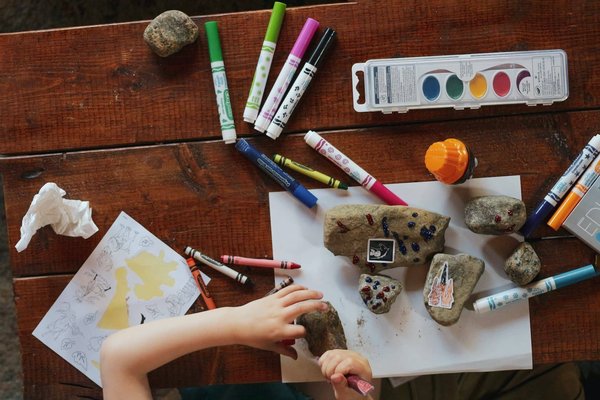 Comment les écoles alternatives comme Montessori diffèrent-elles de l'éducation traditionnelle ?